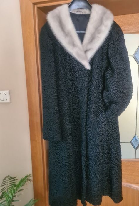 Blană naturală neagră cu guler de vulpe argintie.