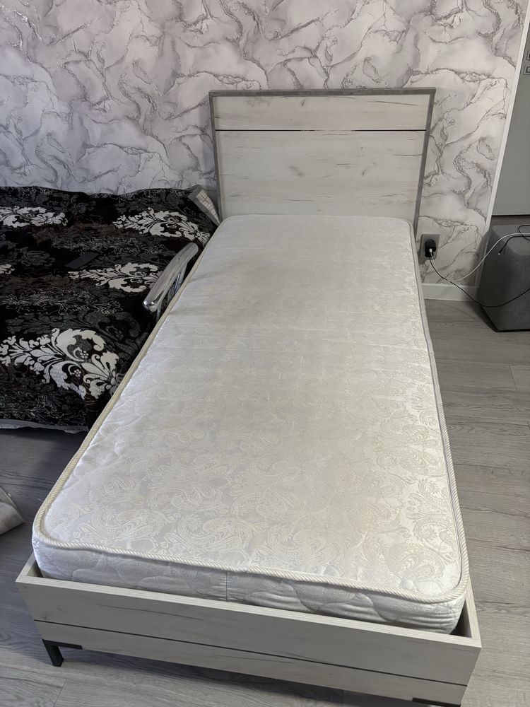 Продам кровать с матрасом