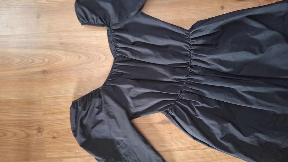 Черна къса рокля с квадратно деколте