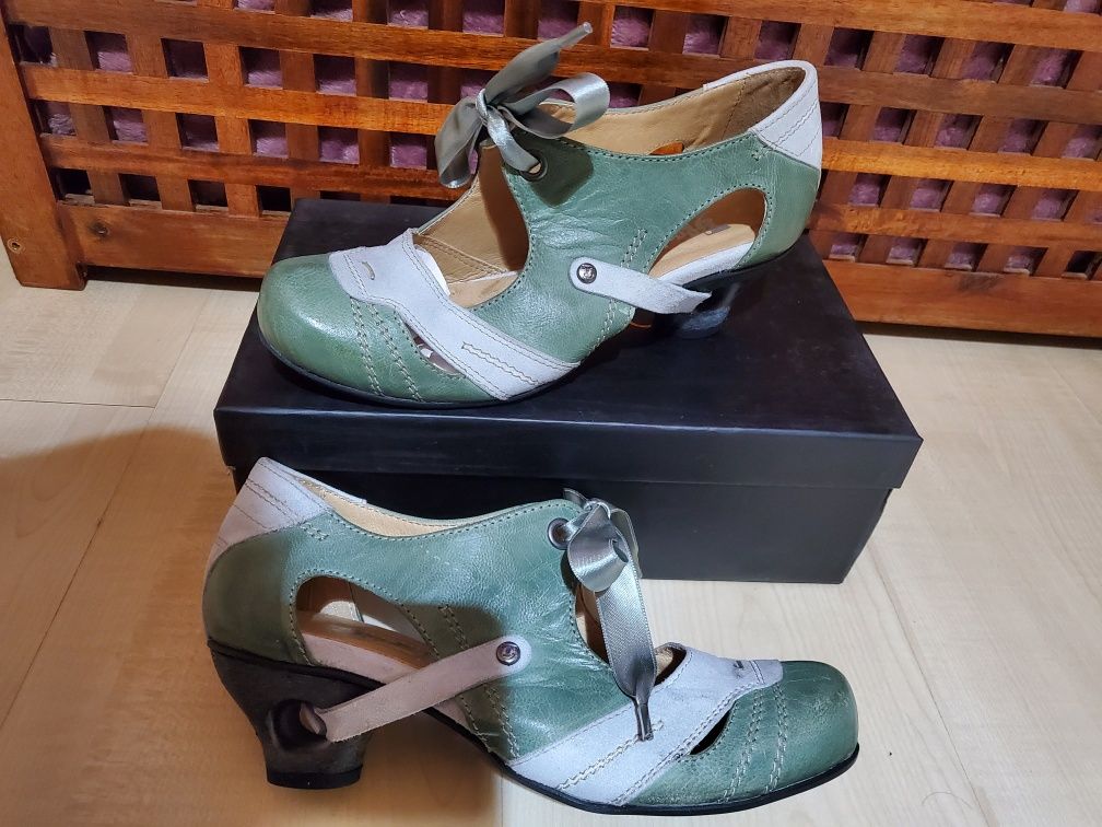 Pantofi NOI piele naturala model retro  38