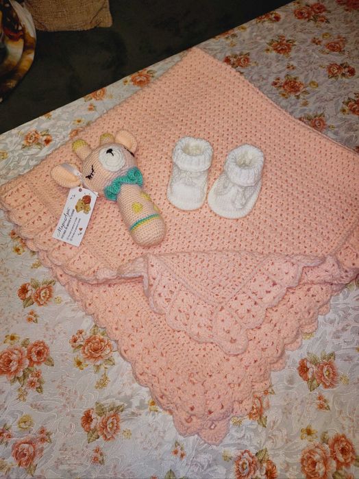 Бебешки сет-пелена,дрънкалка,терлички