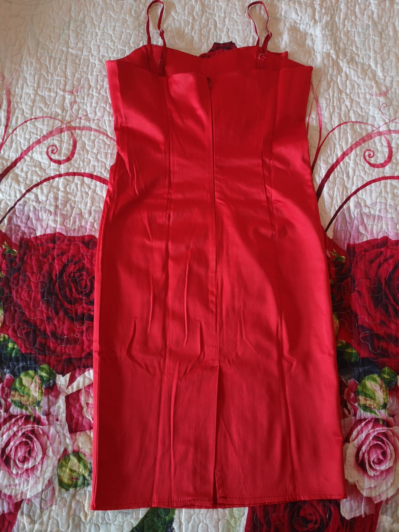 Червена сатенена рокля размер М