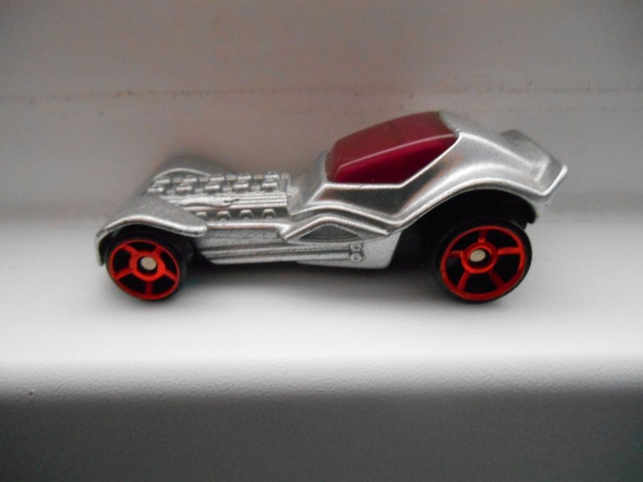 Продавам Welly и Hot Wheels колички за колекция или игра (3+)