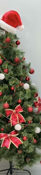 Елка с игрушками и мешурой для вашего праздника.