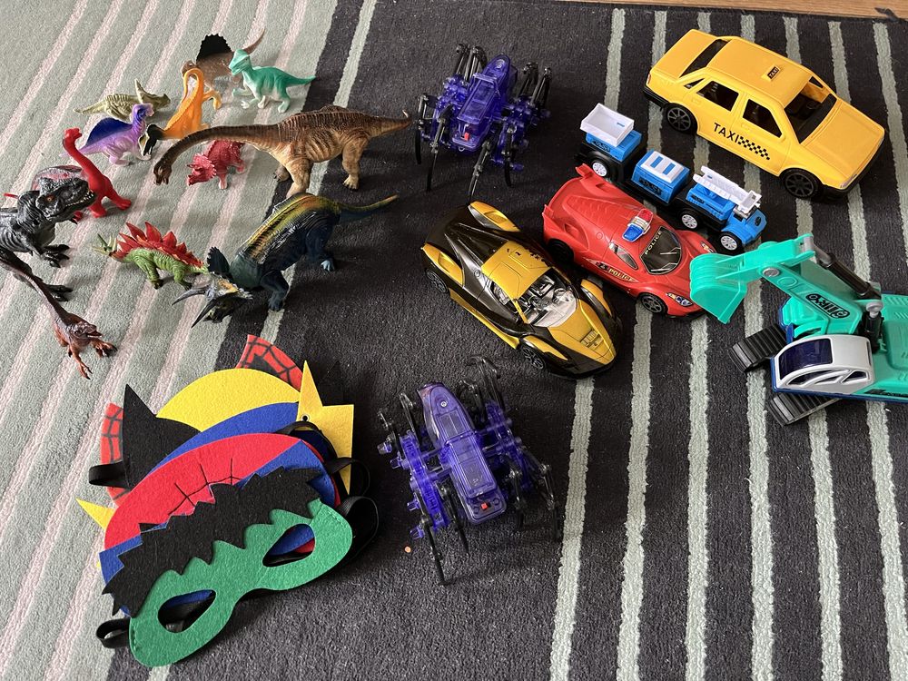 Играчки, динозаври, маски на супергерои, колички