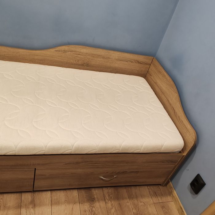 Легло с матрак и чекмеджета