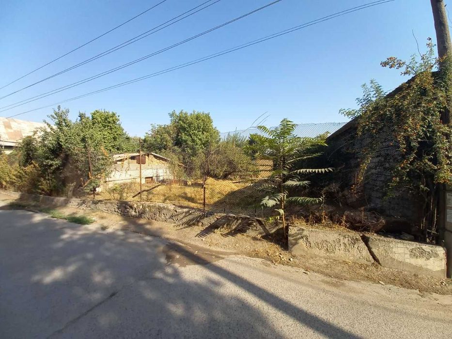 Участок земли с времянкой. Er sotiladi vremyanka qurilgan