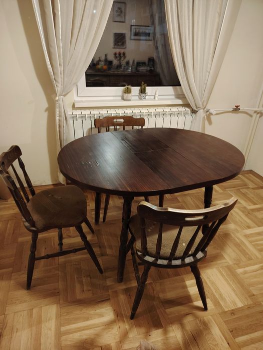 дървена маса и 4 стола