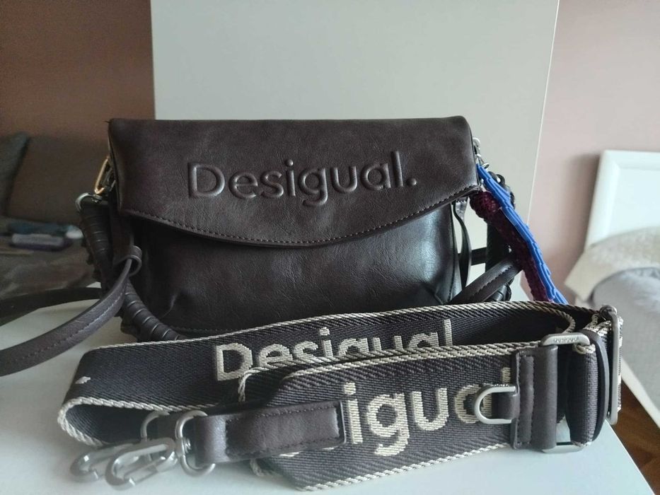 Продавам малка чанта на Desigual.