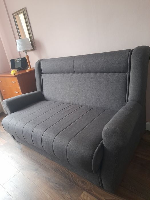 Canapea extensibilă cu saltea pe arcuri , in stare bună, culoare gri i