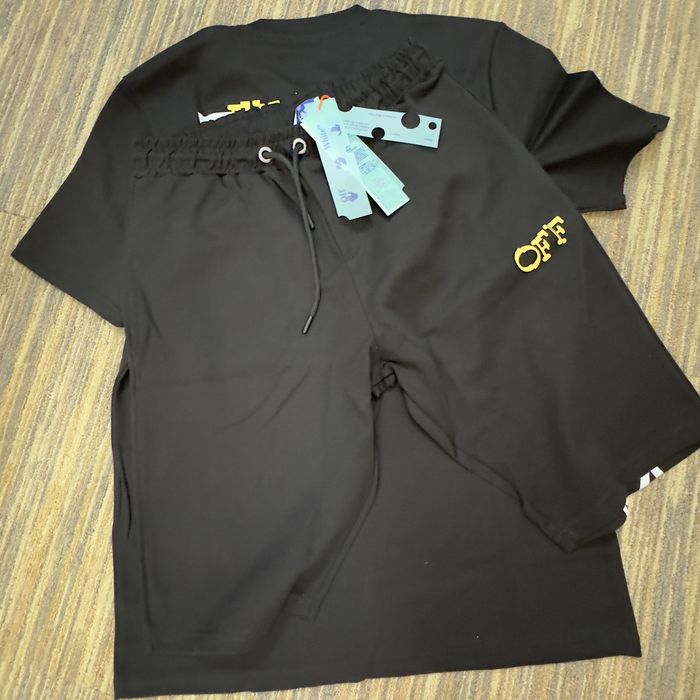 Compleu off white tricou si pantaloni scurti