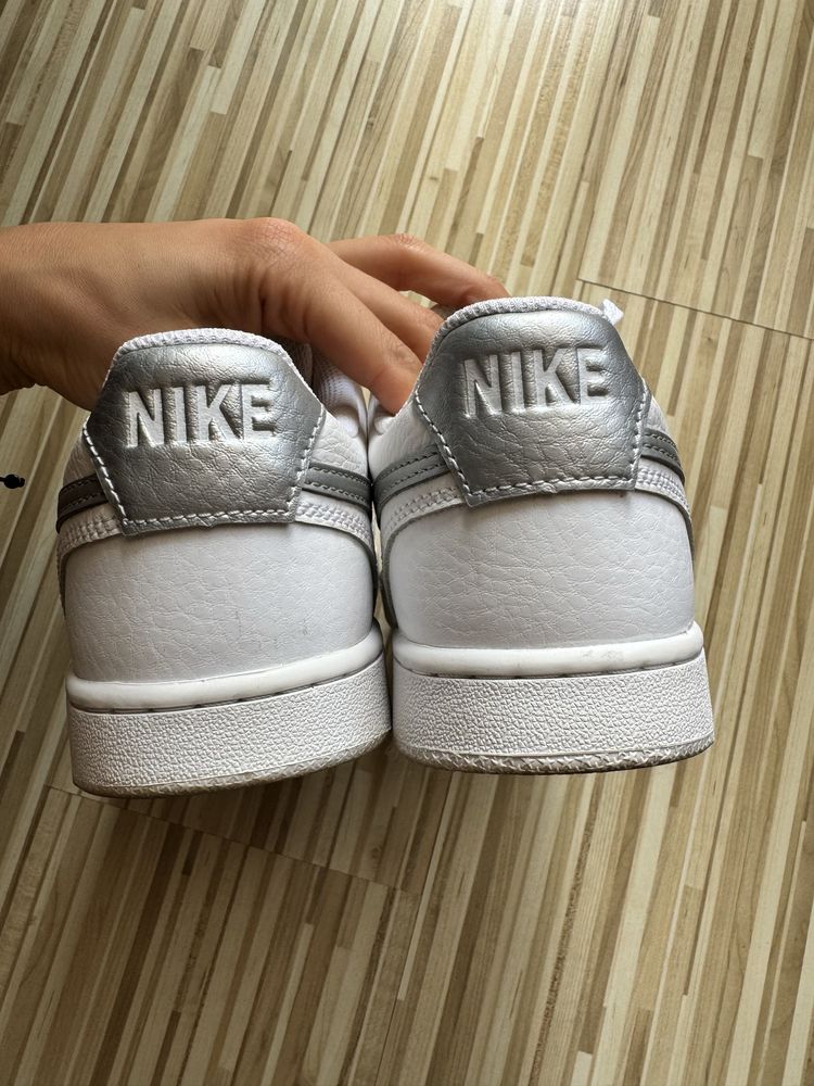 Бели маратонки Nike