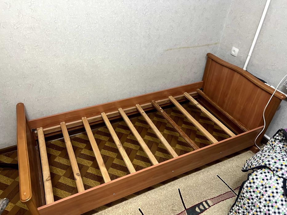 Продам односпальную кровать 90х210