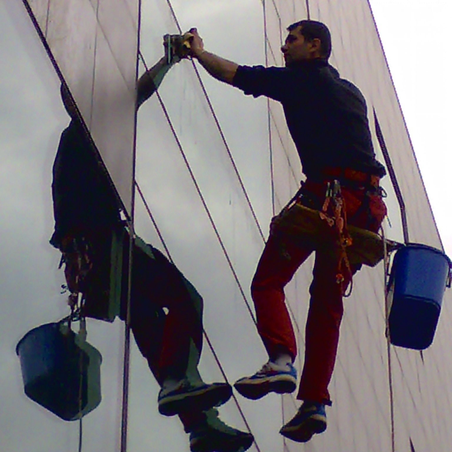 Alpinisti utilitari. Executam diferite lucrari la inaltime.