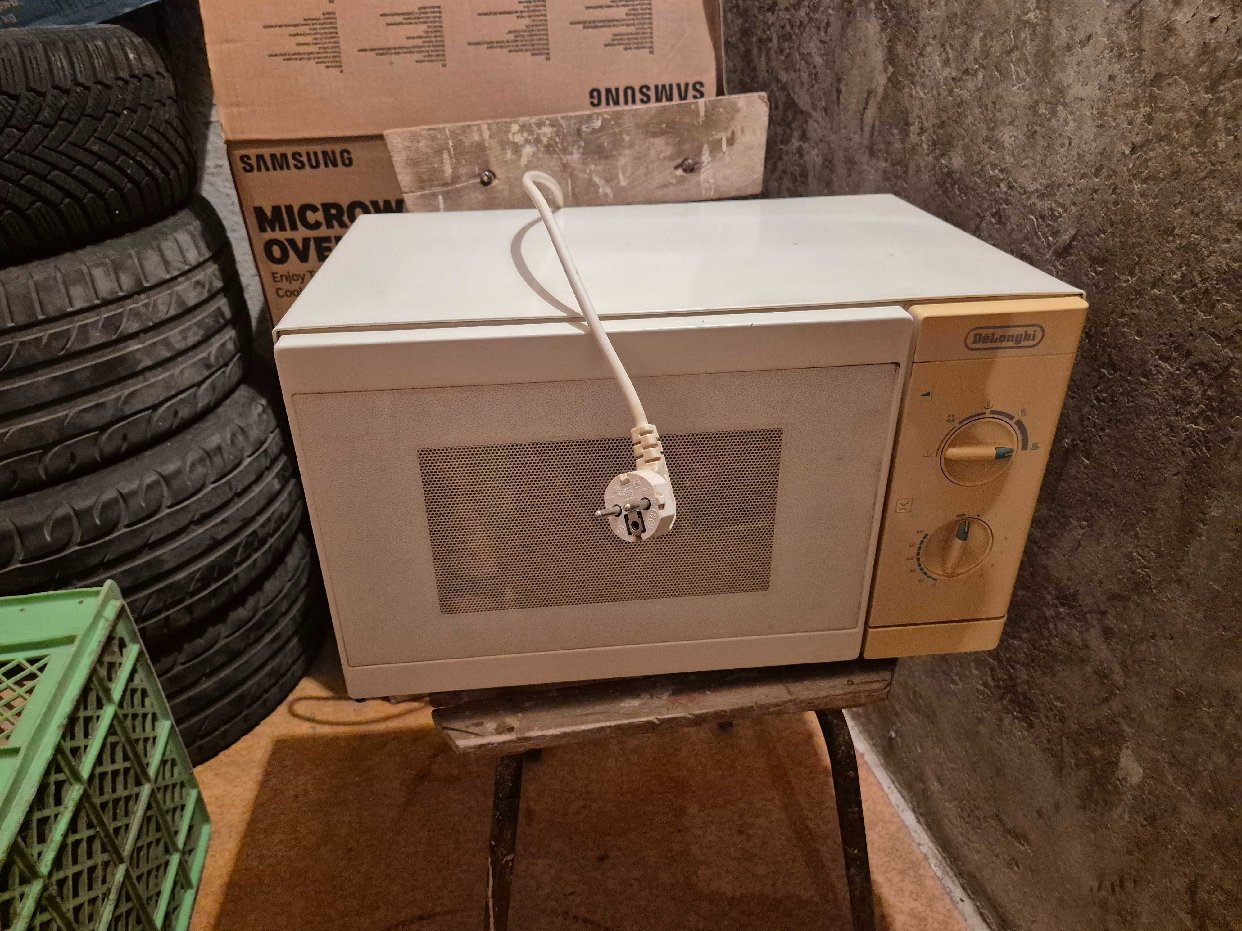 Микровълнова фурна DeLonghi