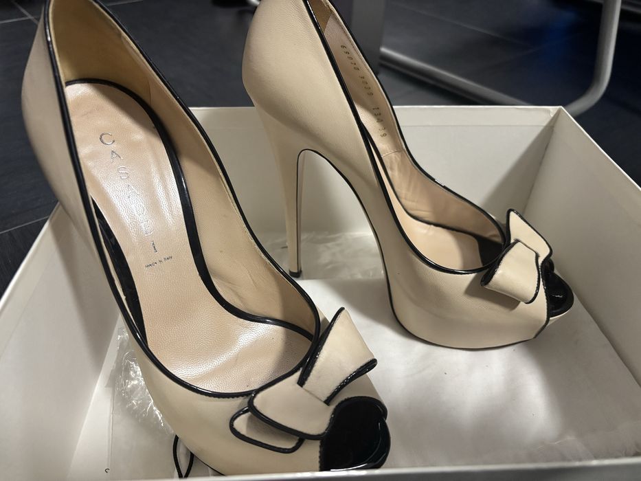 Обувки Casadei.