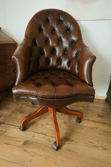 Chesterfield директорски стол – естествена кожа, масивна конструкция