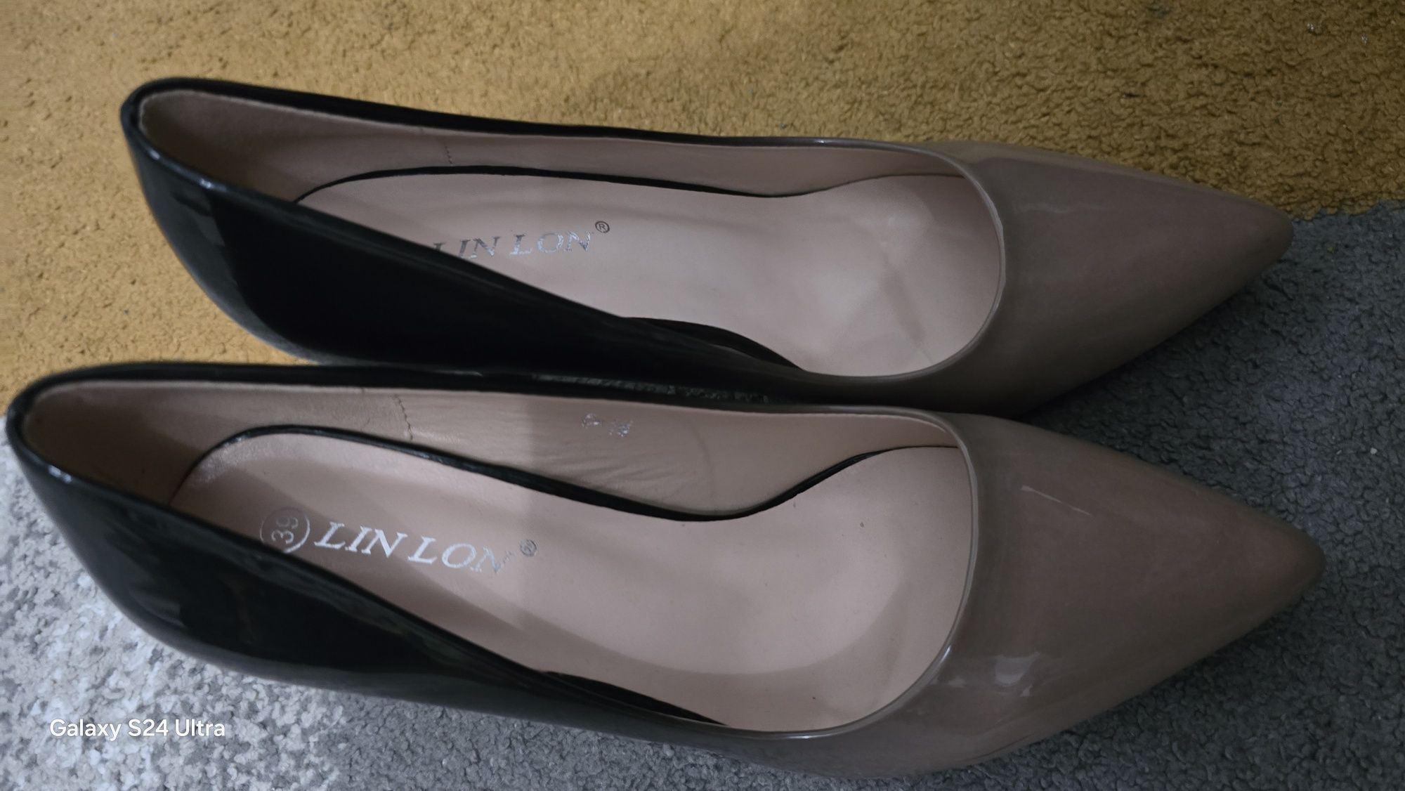 Vand pantofi cu toc dama marime 39