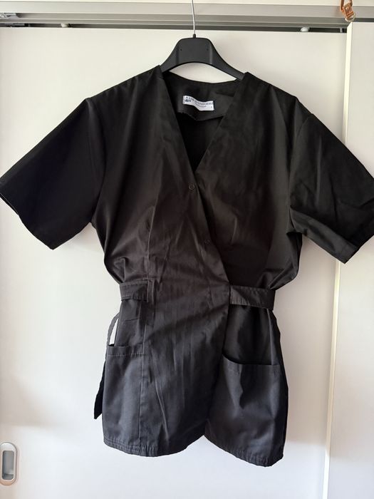 Vand costum nou pentru diferite activitati care necesita uniforma