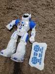 Robot care danseaza cu telecomanda