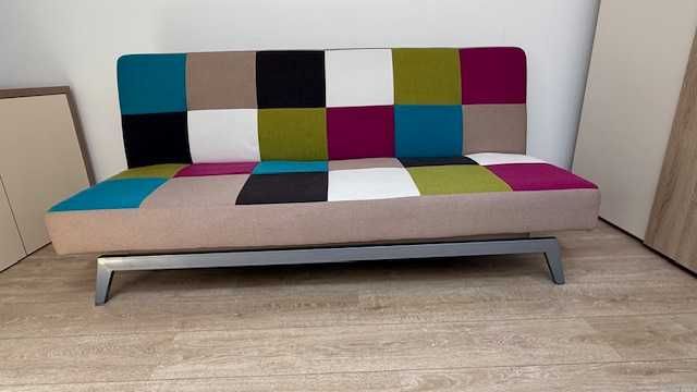 Canapea extensibila multicolora cu 3 locuri in stare impecabila