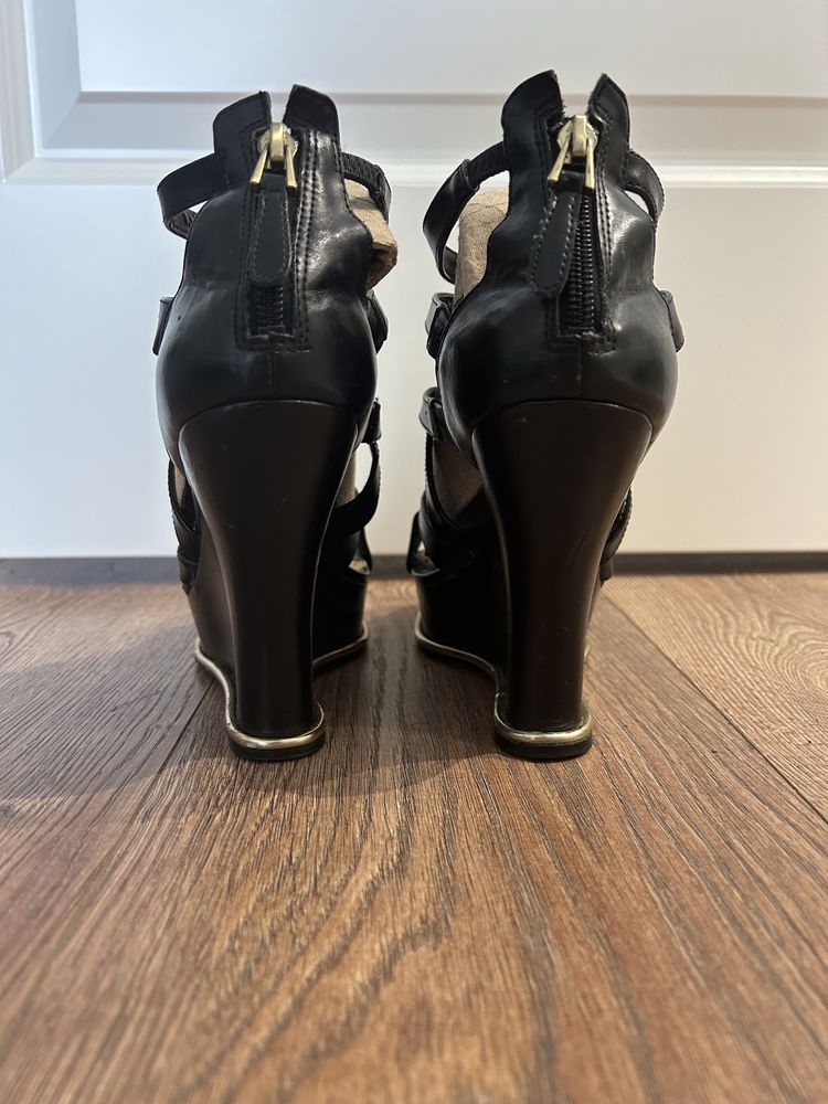 Кожени сандали Guess-дамски