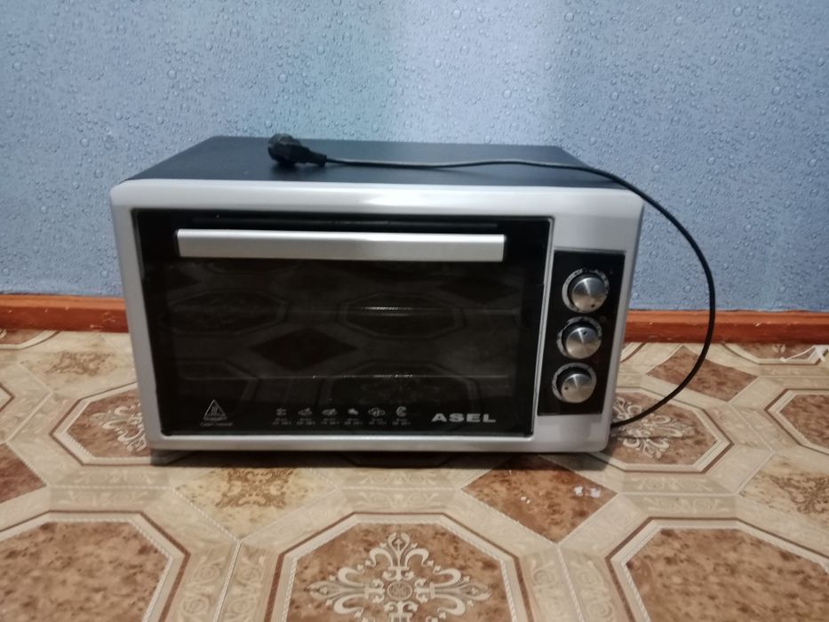 Продаётся духовка хорошо работает один месяц гарантия есть