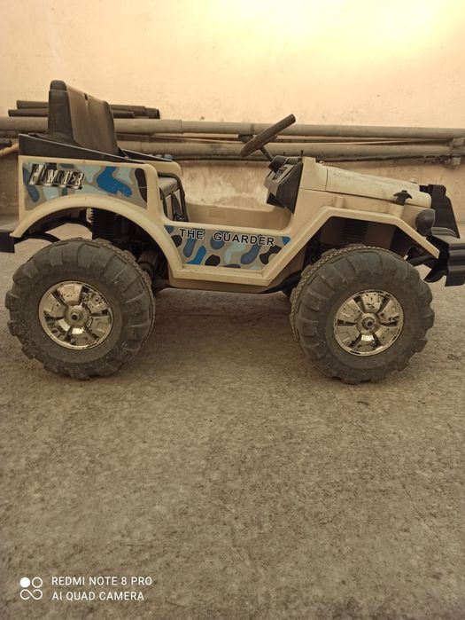 Детская машинка на батарейках