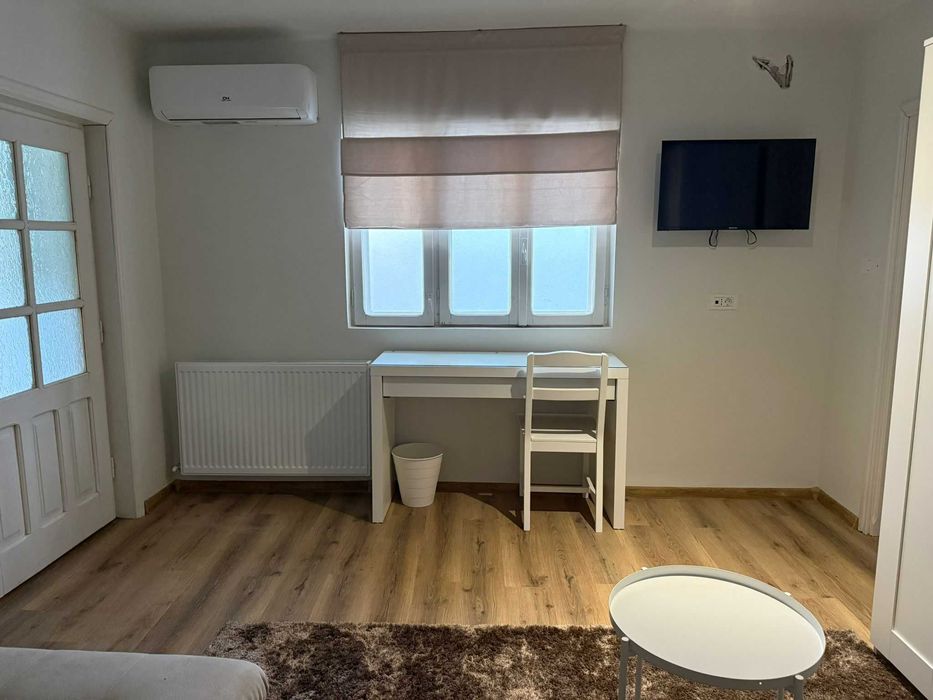 Inchiriez casa cu curte recent renovata B-dul Mamaia zona Universitate
