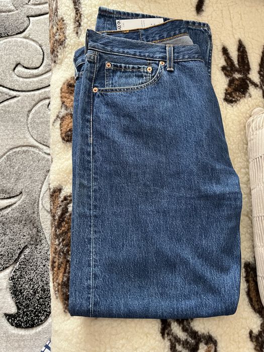 Vand blugi drepti  noi cu eticheta Levis