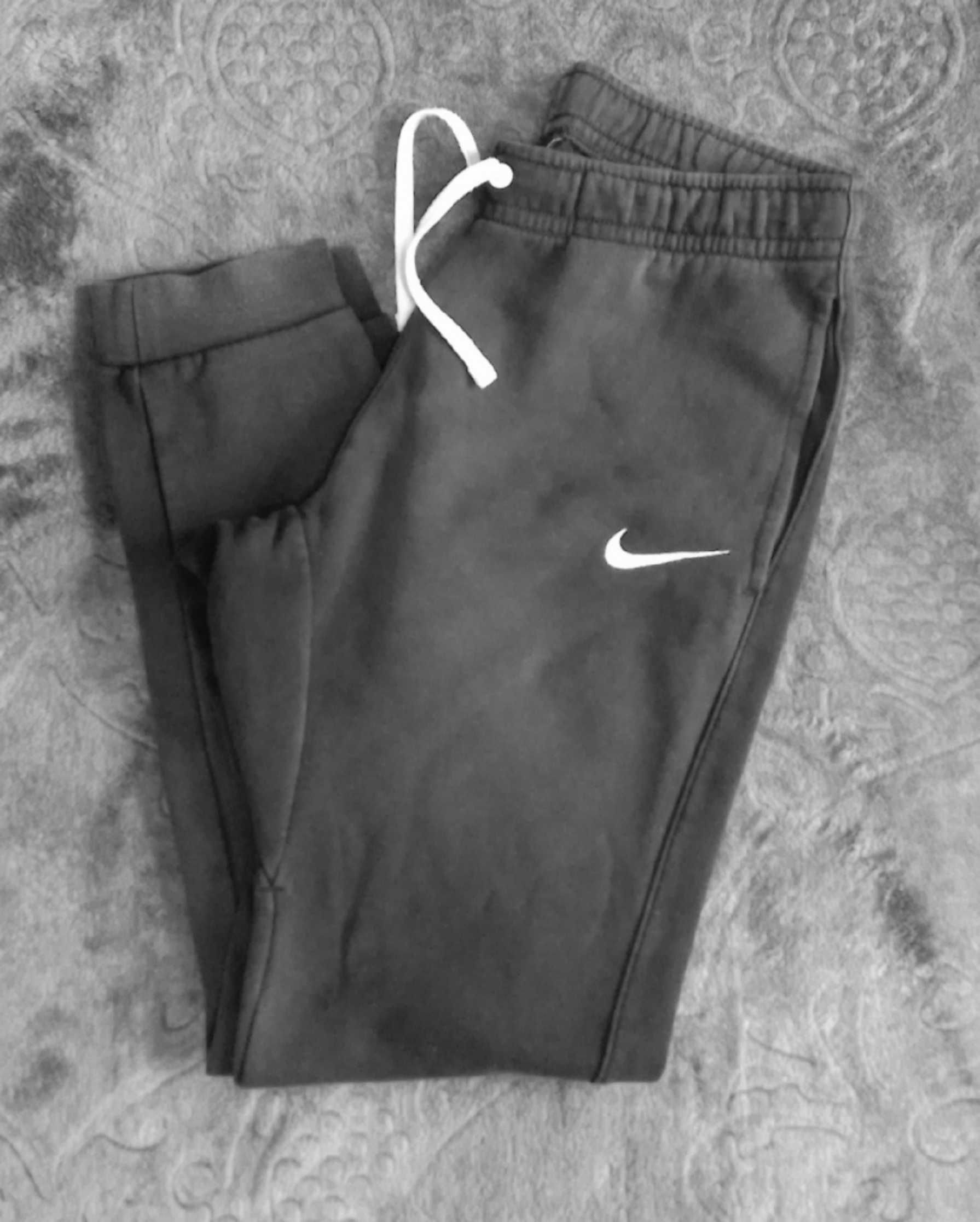 Pantaloni Nike, negrii