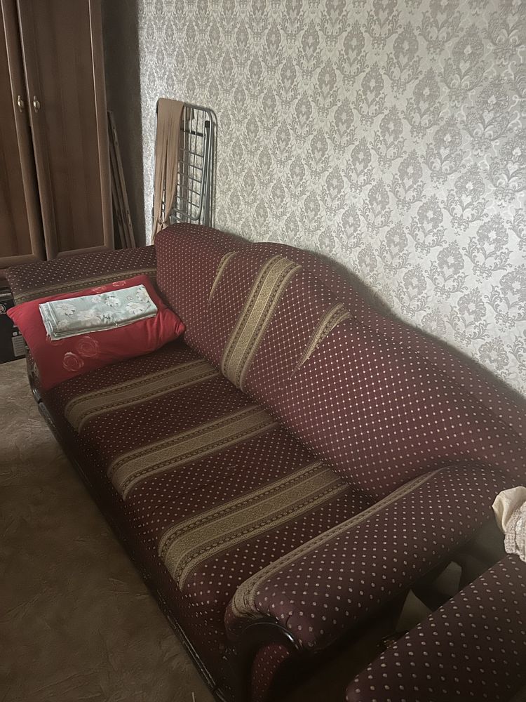 Один диван и одно кресло