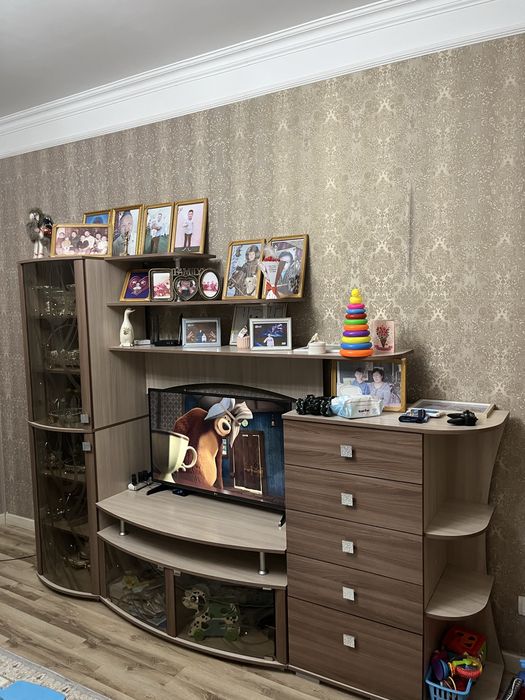 Продам стол со стульями , Стенка для гостиной
