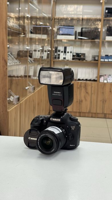 Фотоапарат Canon.