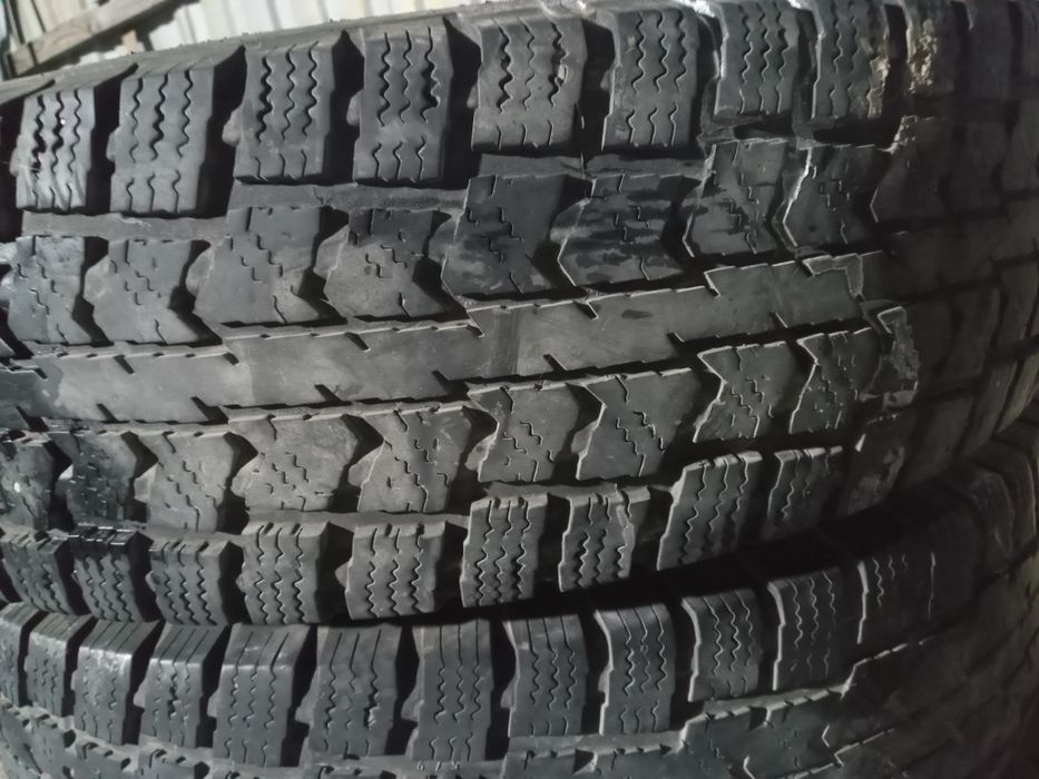 Продам шины на 16 зимние 2 штуки липучка