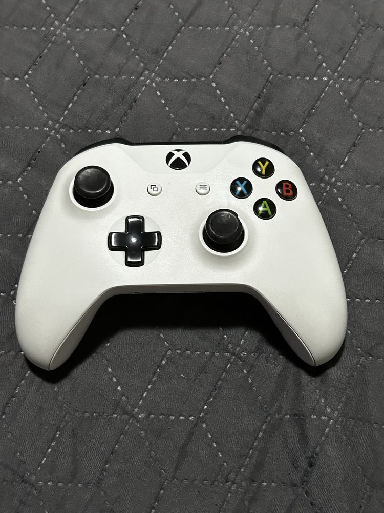 Xbox One S cu 2 controllere si 4 jocuri