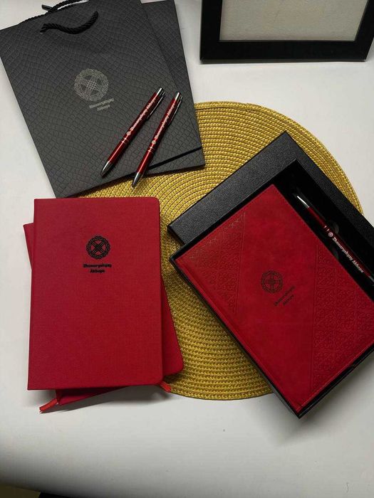 Корпоративные блокноты и ручки с логотипом фирменных пакетах новый год