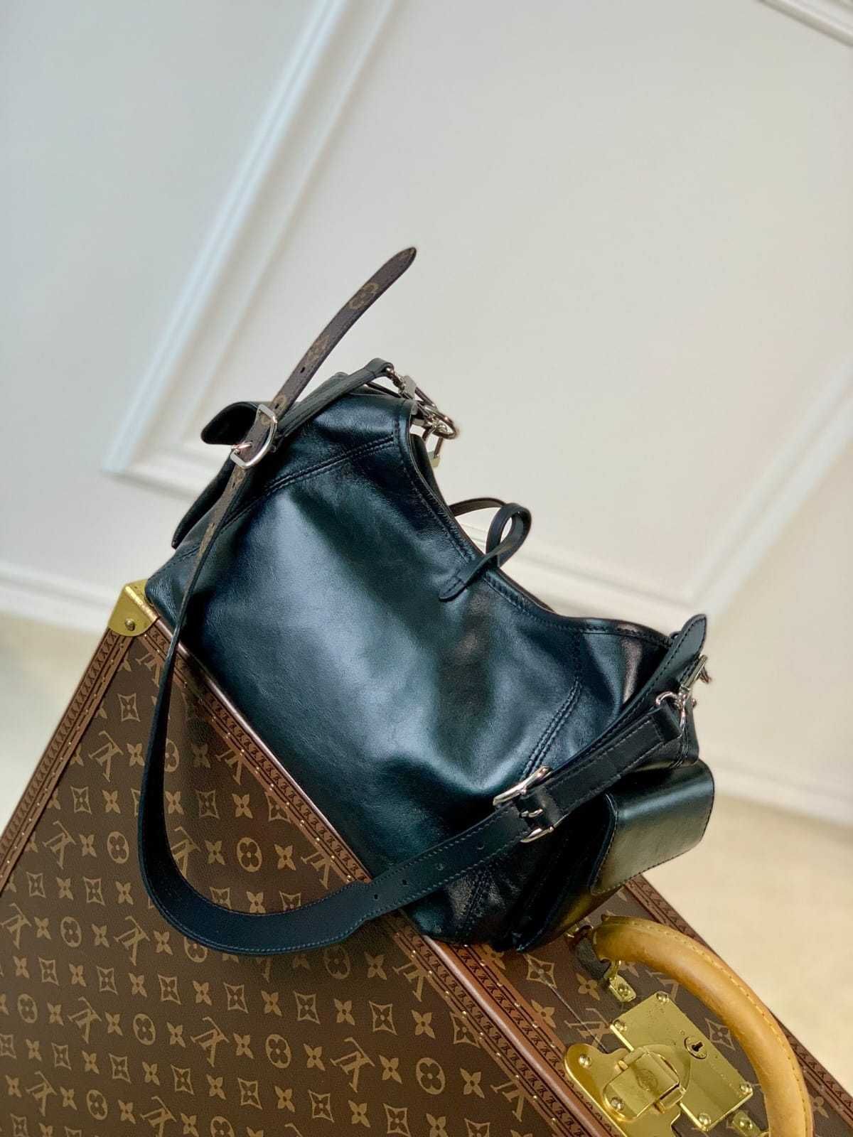 Geanta Louis Vuitton marimea 32 cm