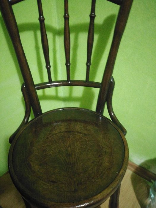 Scaun vechi cu desen
