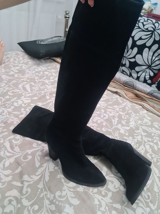 Vand cizme piele intoarsa  Zara