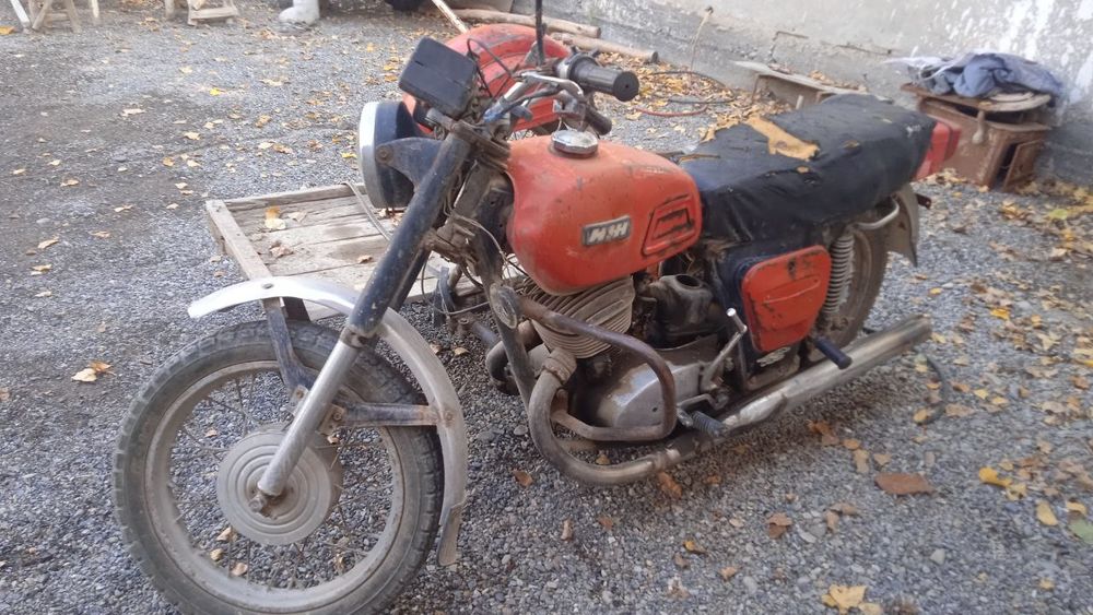 Ij mototsikl sotiladi holati yaxshi rangi qizil narxini kelishamz ham