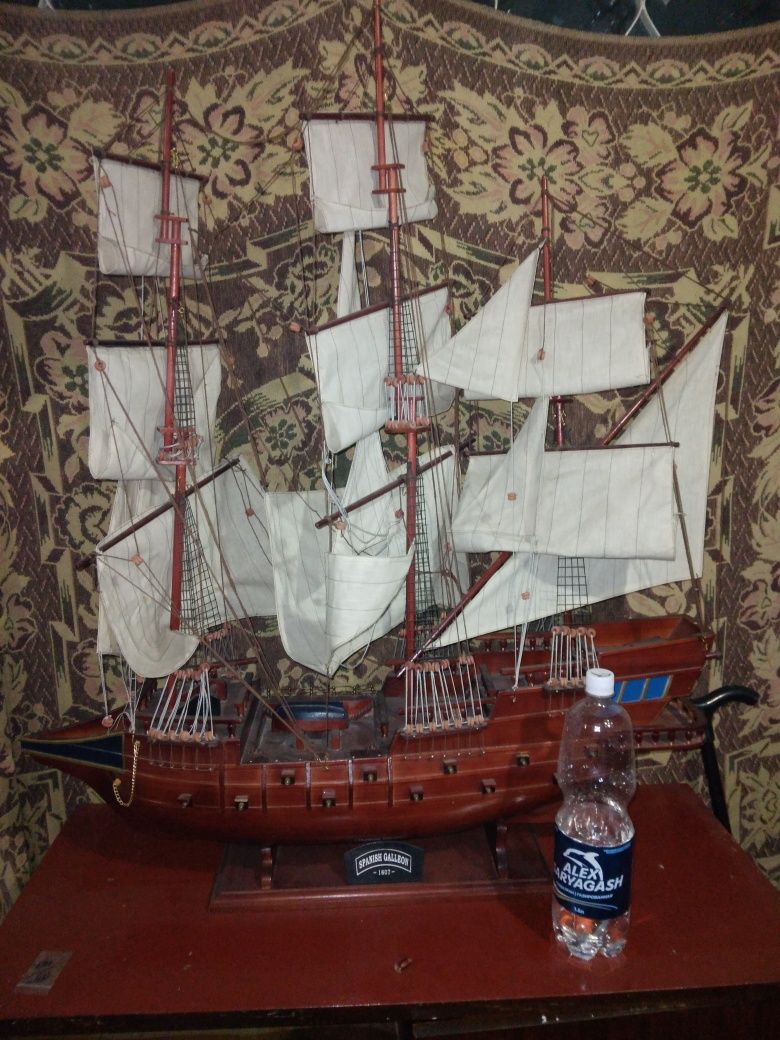 Корабли сувениры Парусники две штуки 35 и 15 тысяч.