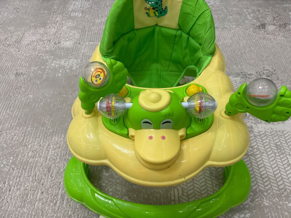 Ходунок с музыкальными игрушками