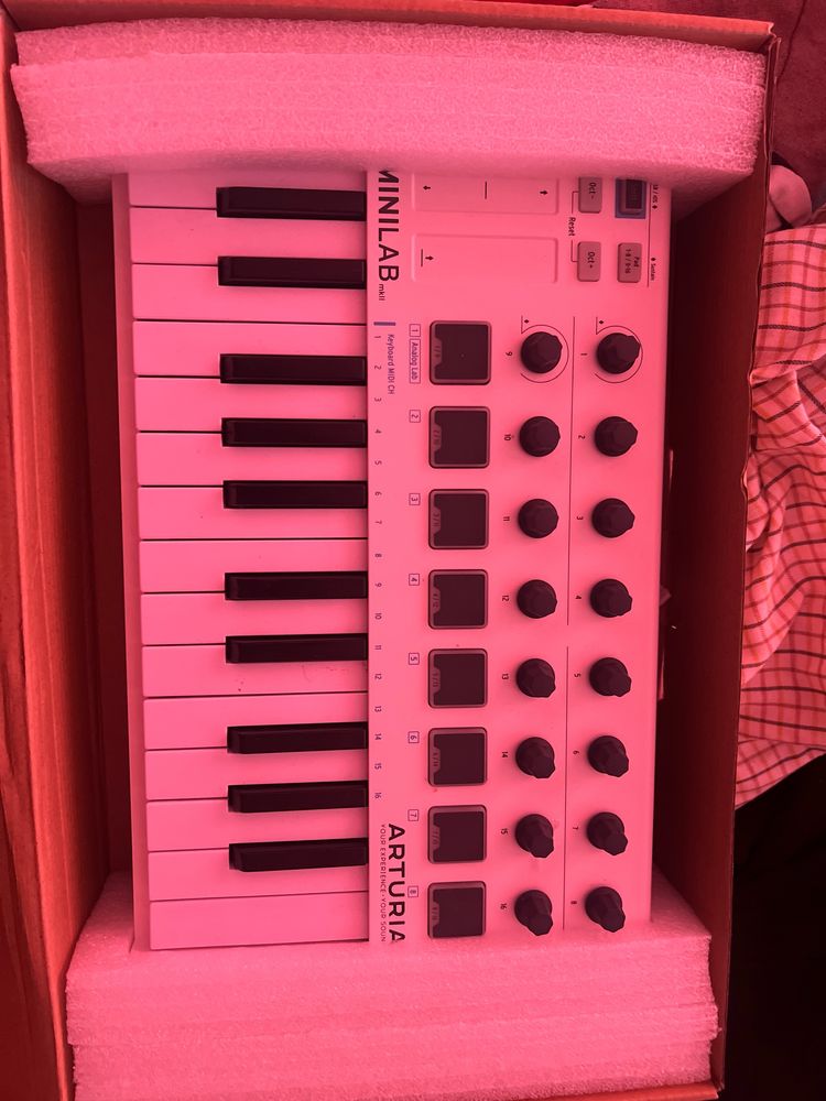 Продам Midi клавиатуру Arturia MiniLab Mk 2