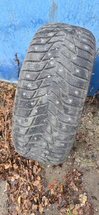 Продам зимнюю резину почти новая шипованную 235, 50,18