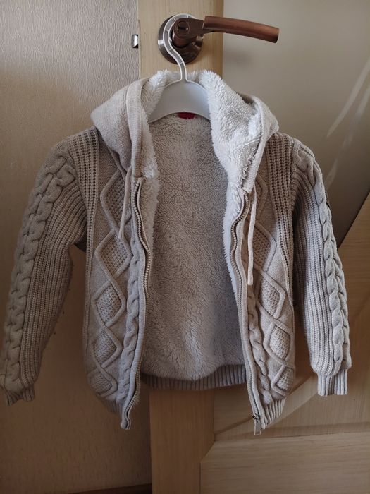 Кофта теплая с капюшоном для девочки