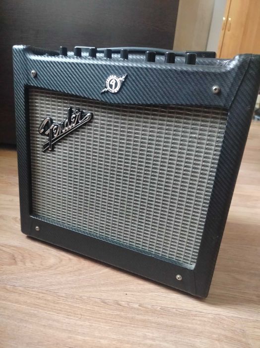 Продам или обменяю Комбоусилитель Fender mustang I    70Вт