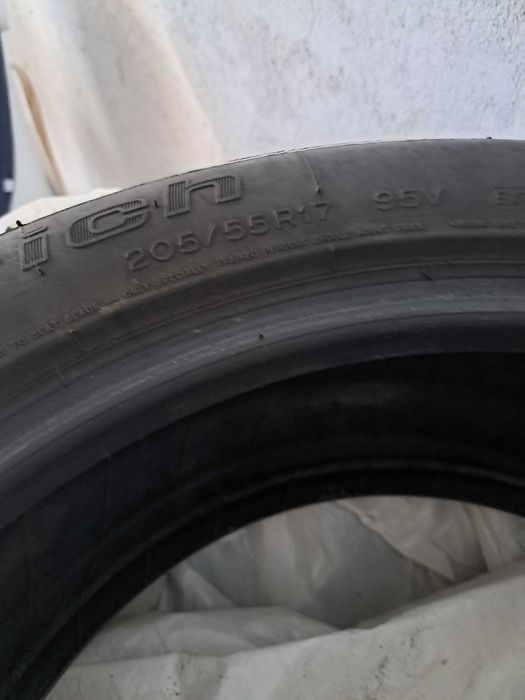 Vând 4 cauciucuri 205 / 55 R 17, 2 de iarnă M+S și 2 de vară.