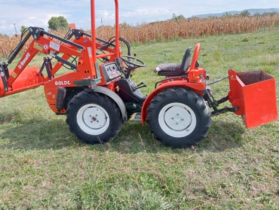 Tractor Goldoni cu incarcator  viticol