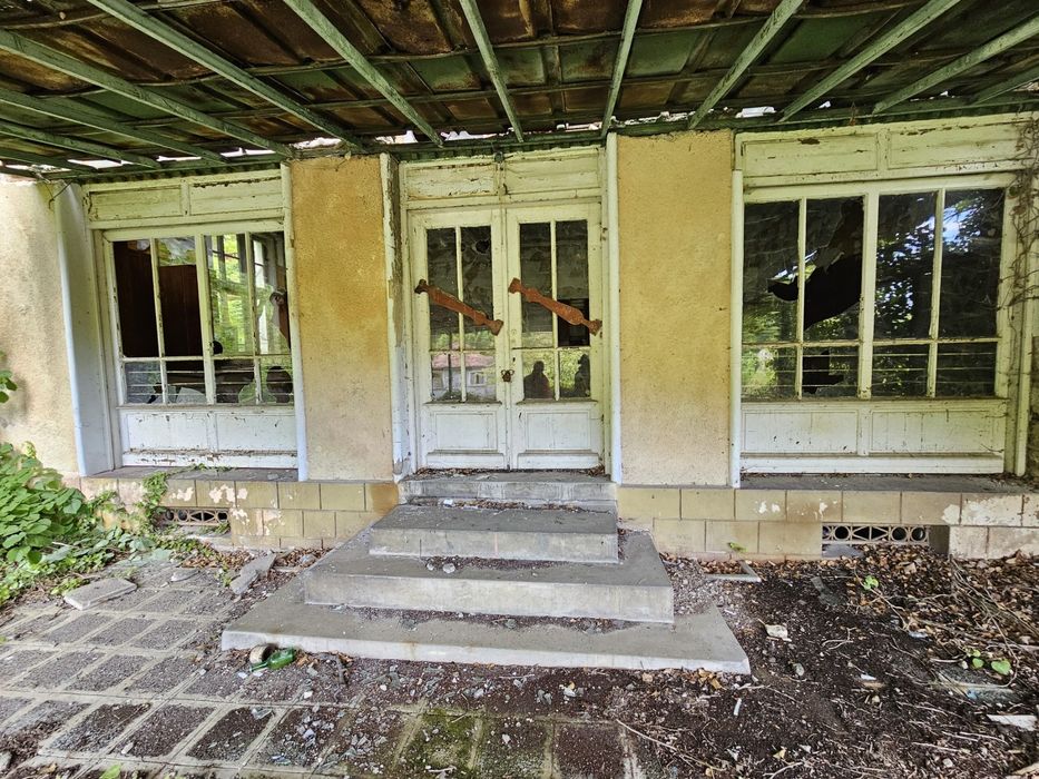 Продаваме бивш хотел-ресторант и поземлен имот в кв. Водици-гр.Габрово